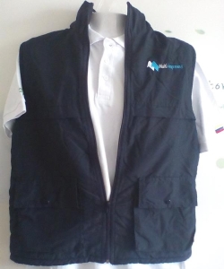 CHALECO ACHERAZUL - Chaleco en impermeable, forro en fliz , bolsillo cuadrados con broche , tapa pecho bordado segun logo corporativo.