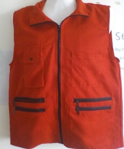 CHALECO ACHERPERIODISTA - Chaleco en Dril, bolsillos superiores con broche, libre y con cremalleras inferiores forrado en maya. bordado segun logo corporativo.